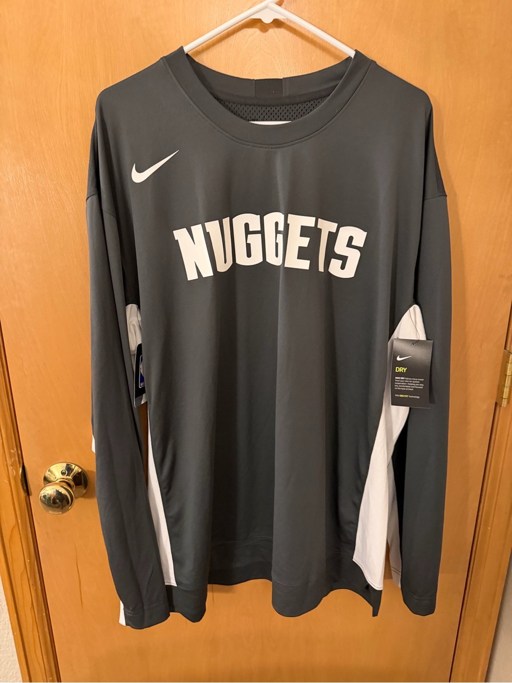 Nike Men's Nuggets Long-Sleeve Shooting Shirt — Charcoal & White ON COURT